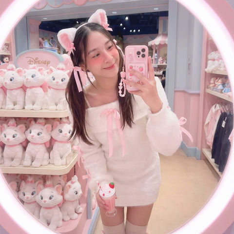 女子在迪士尼商店里对着镜子自拍 3
