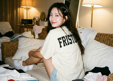 女生背对着观众坐在编织沙发上 3