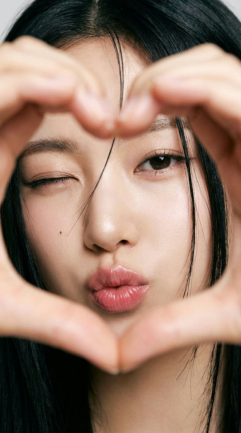 女生双手比出一个心形 3